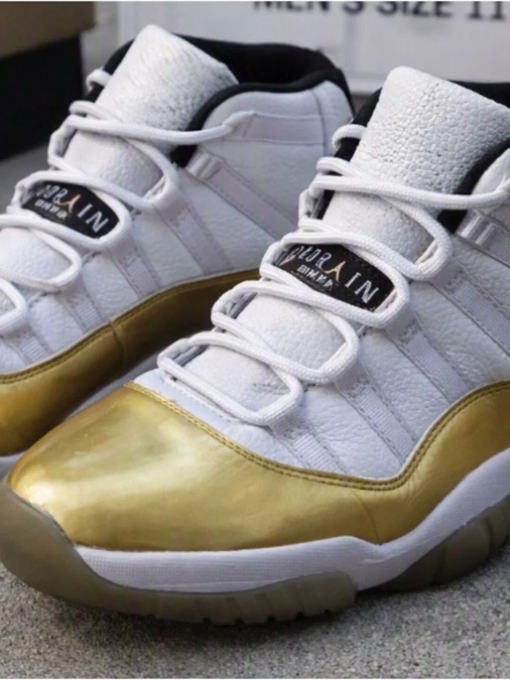 Mens Air Jordan 11 Retro Low “Closing Ceremony” - White/Metallic Gold